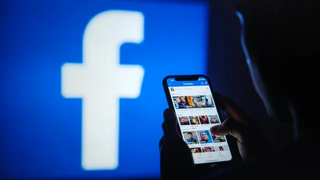 Utilisateur consultant Facebook sur mobile pour illustrer le ciblage et la qualification des prospects Facebook Ads