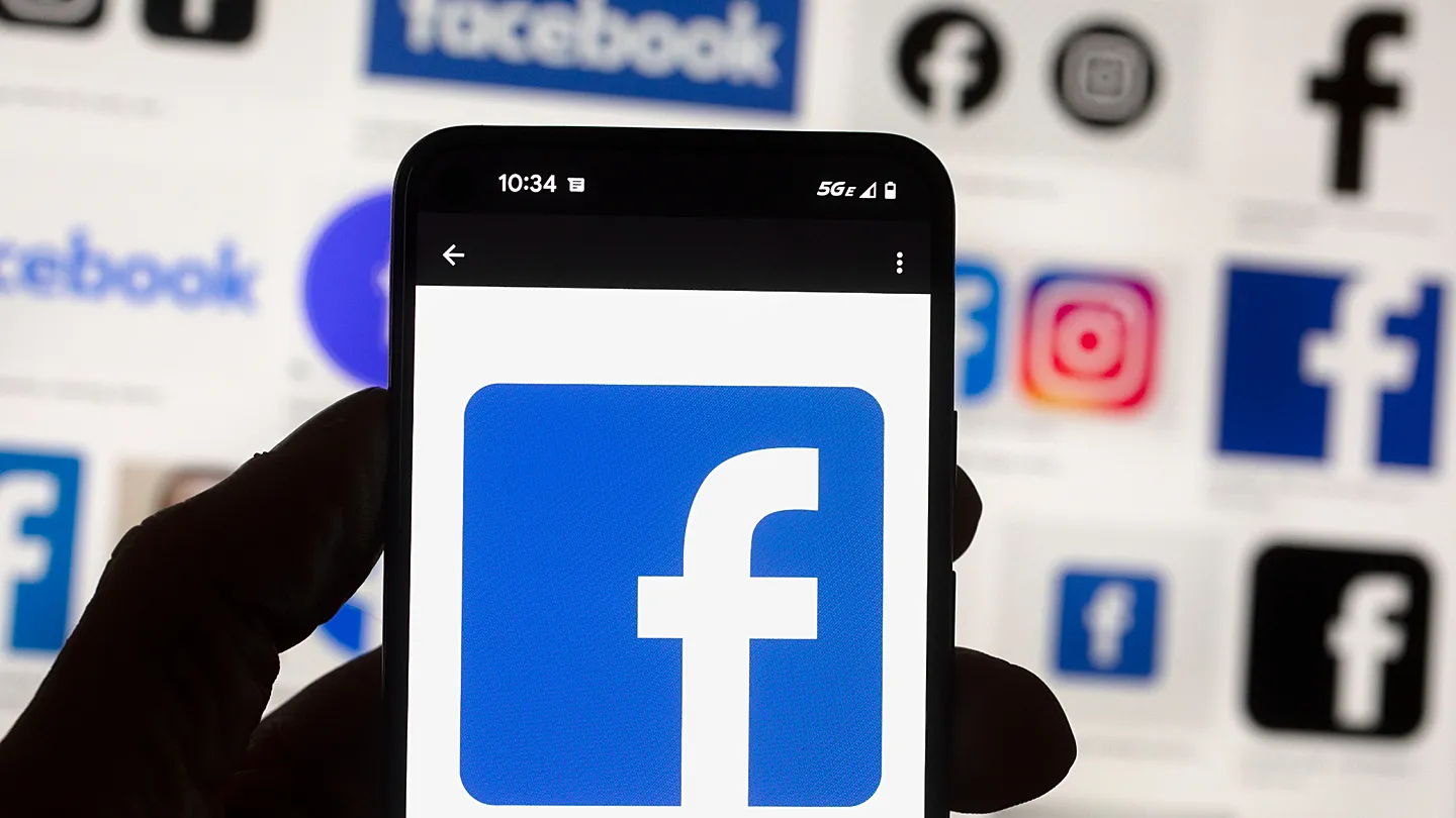 Application Facebook sur smartphone pour illustrer la génération de leads avec Facebook Ads