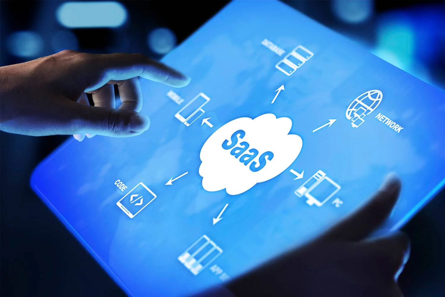 Interface SaaS sur écran tactile illustrant l'automatisation des tâches et les économies opérationnelles